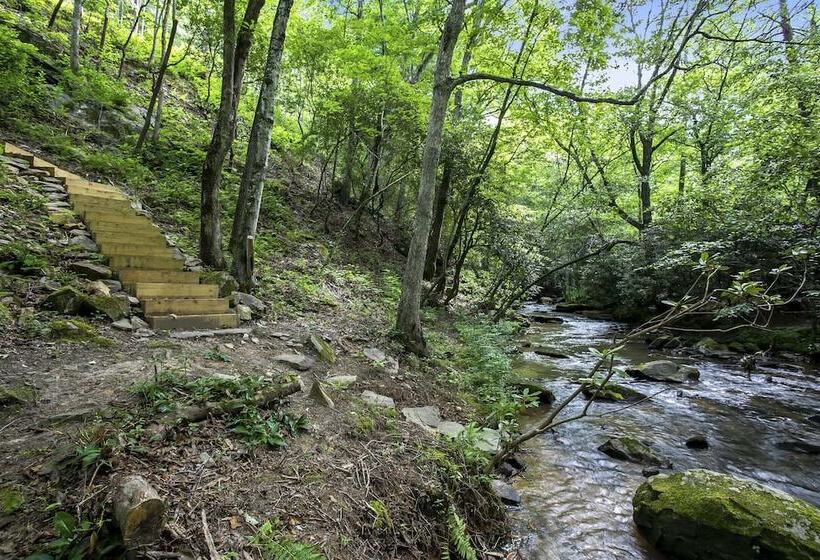 Creekside Cabin W/ Hot Tub, Mtn Views & More!