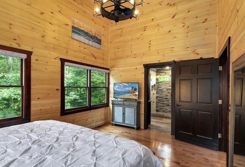 Creekside Cabin W/ Hot Tub, Mtn Views & More!