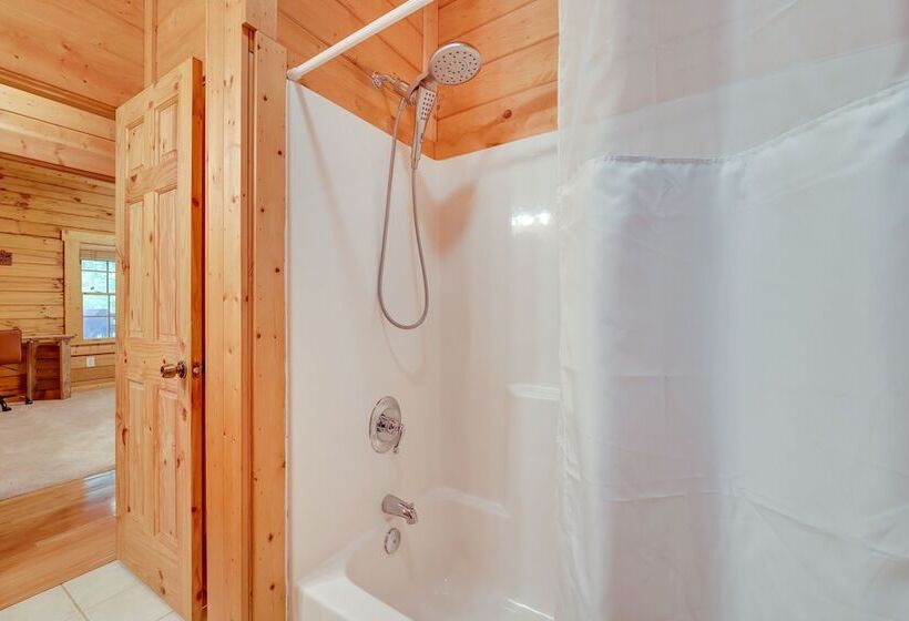 Ellijay Cabin: Resort Amenities & Mtn Views!