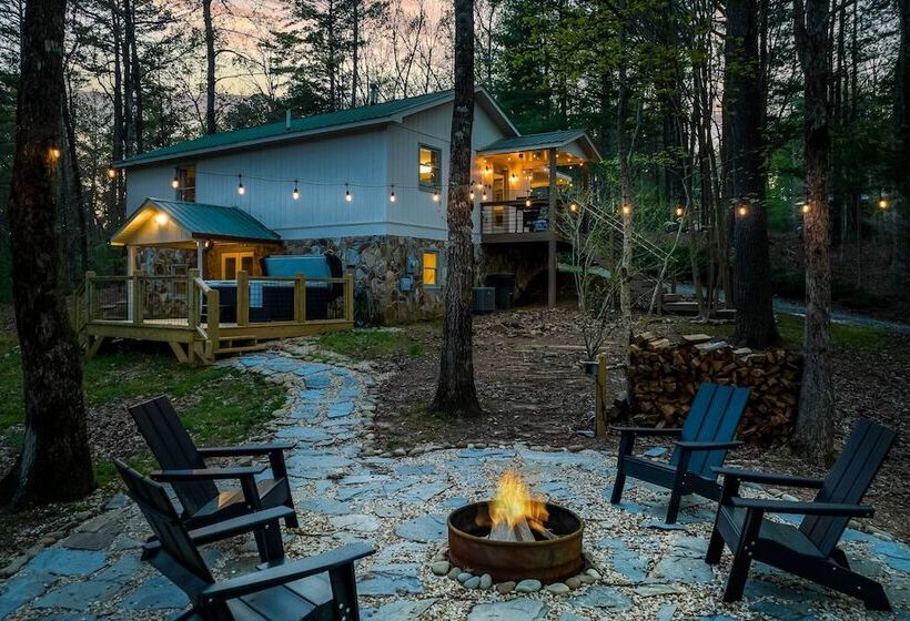 Ellijay Escape W/ Game Room, Hot Tub & Fire Pit