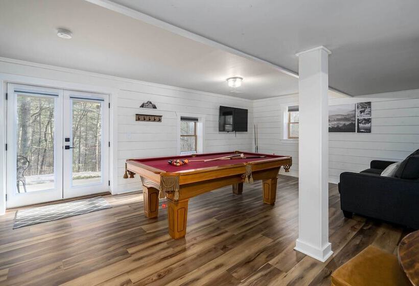 Ellijay Escape W/ Game Room, Hot Tub & Fire Pit