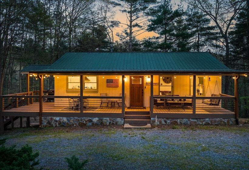 Ellijay Escape W/ Game Room, Hot Tub & Fire Pit