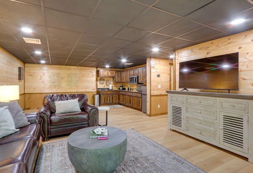 Epworth Family Cabin W/ Hot Tub & Game Room!
