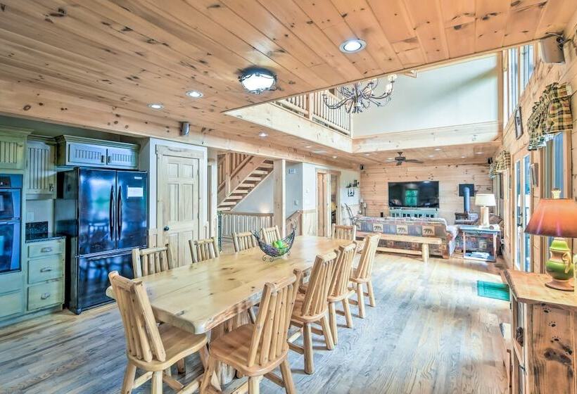 Expansive Sky Valley Lodge W/ Mountain Views!