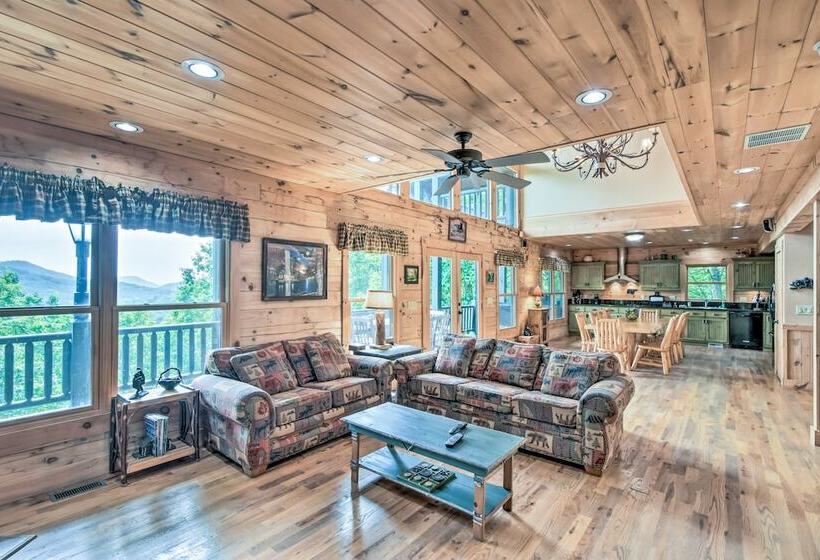 Expansive Sky Valley Lodge W/ Mountain Views!