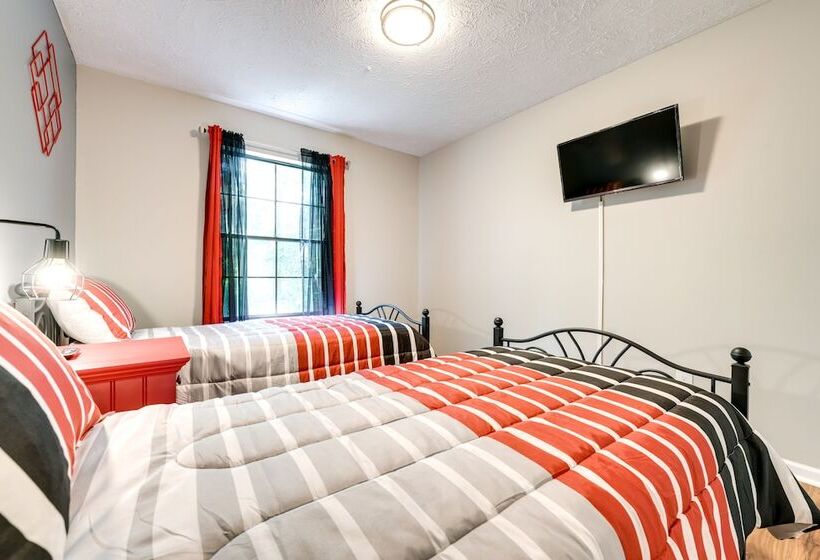 Fairburn Home W/ 2 Decks, Grill & Outdoor Dining!