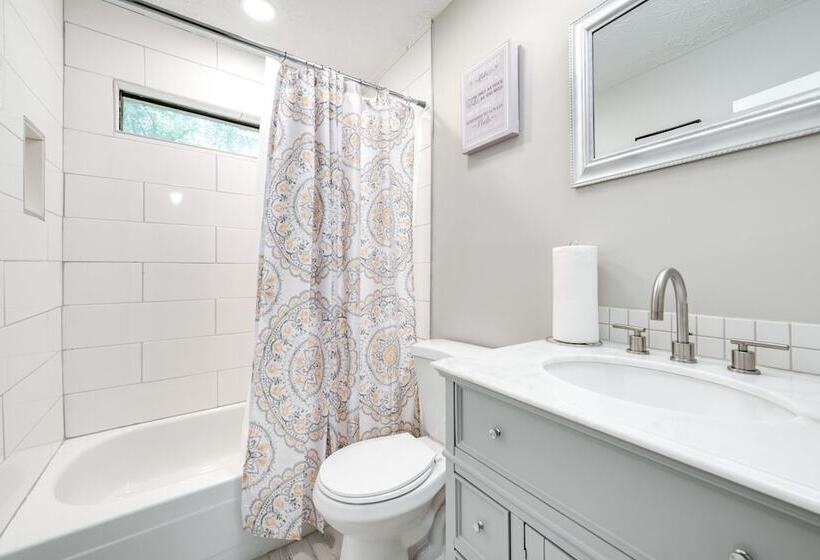 Fairburn Home W/ 2 Decks, Grill & Outdoor Dining!