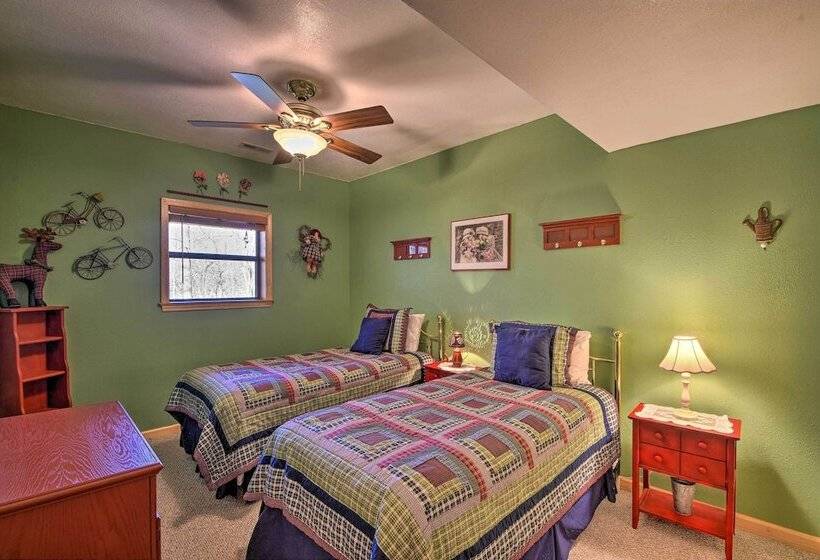 Family Friendly Cabin ~ 1 Mile To Hike & Swim!