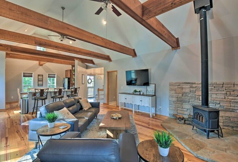 Family Friendly Lake Lanier Escape On 2 + Acres!