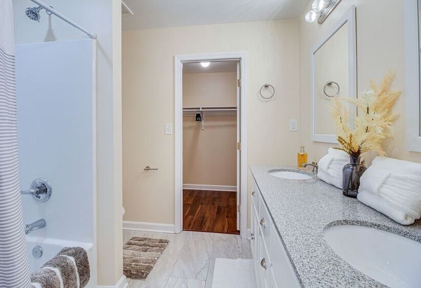 Family Home Near Downtown & Convention Center!