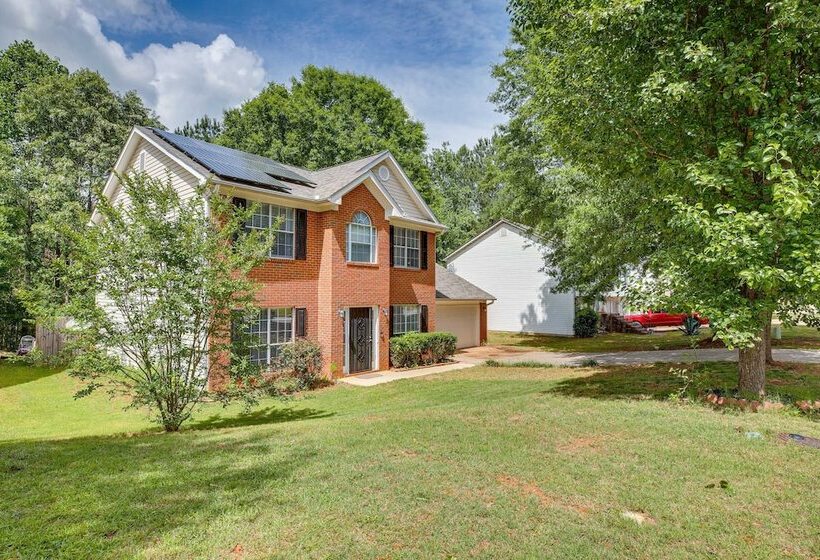 Family Home W/ Yard: 11 Mi To Dtwn Atlanta!