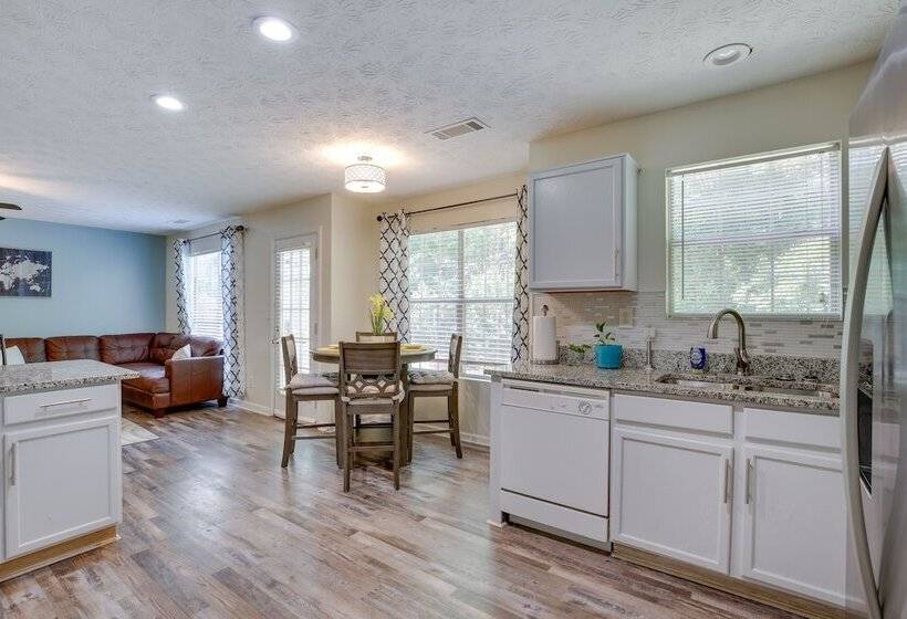 Family Home W/ Yard: 11 Mi To Dtwn Atlanta!