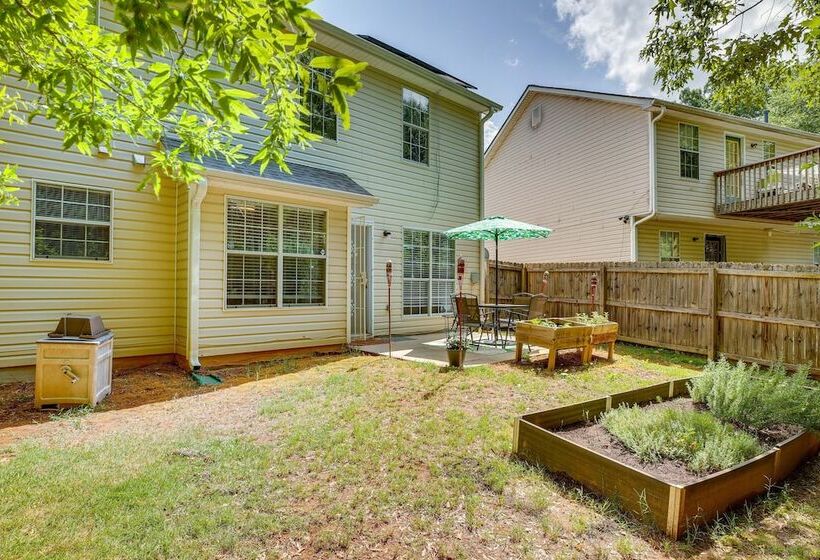 Family Home W/ Yard: 11 Mi To Dtwn Atlanta!