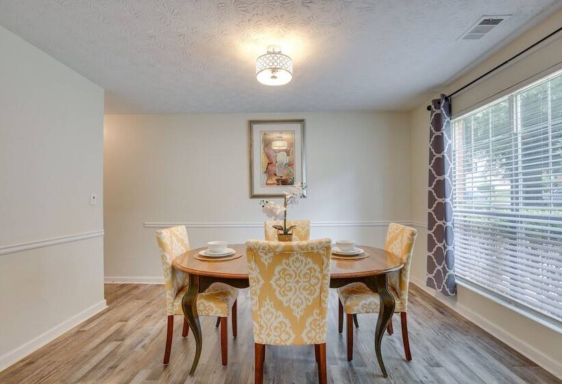 Family Home W/ Yard: 11 Mi To Dtwn Atlanta!