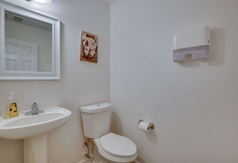 Family Home W/ Yard: 11 Mi To Dtwn Atlanta!