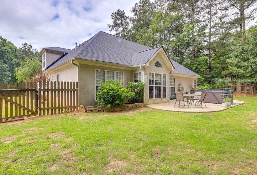 Fayetteville Retreat W/ Hot Tub & Fenced Yard