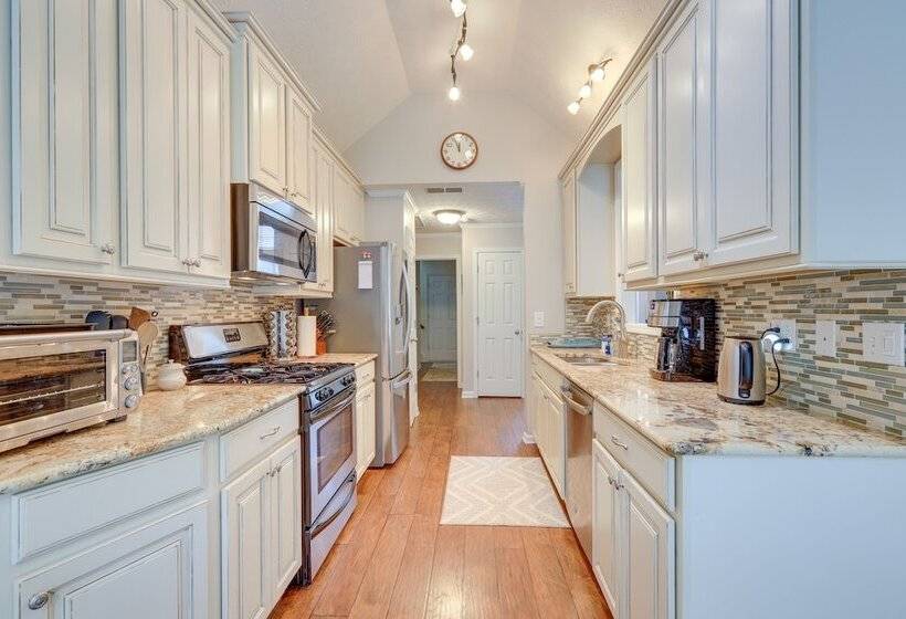 Fayetteville Retreat W/ Hot Tub & Fenced Yard