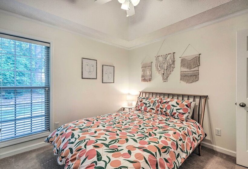 Fayetteville Retreat W/ Hot Tub & Fenced Yard