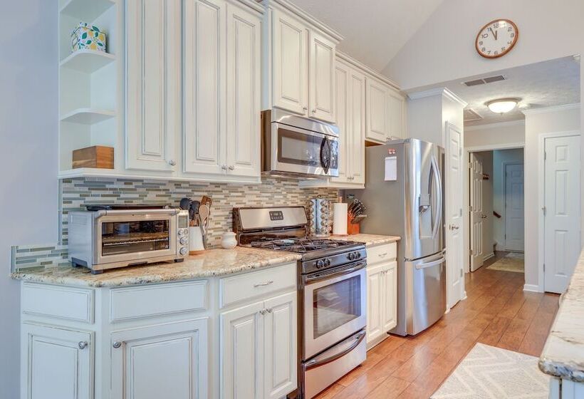 Fayetteville Retreat W/ Hot Tub & Fenced Yard