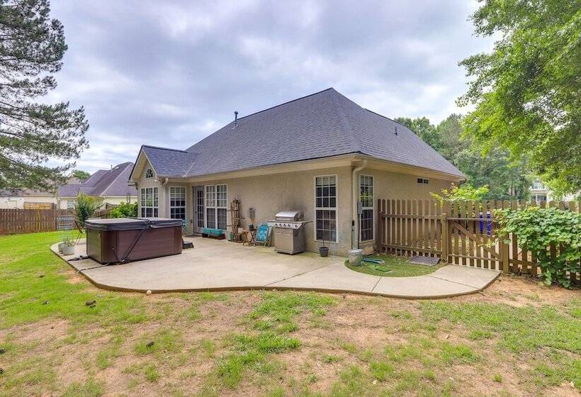 Fayetteville Retreat W/ Hot Tub & Fenced Yard