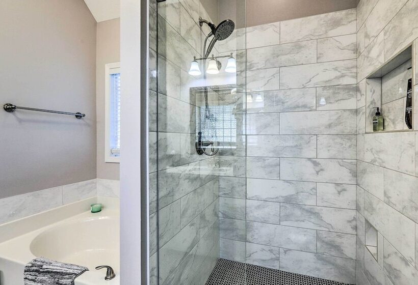 Fayetteville Retreat W/ Hot Tub & Fenced Yard