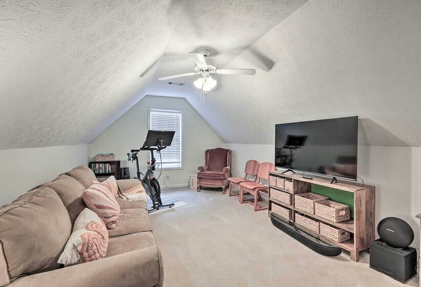 Fayetteville Retreat W/ Hot Tub & Fenced Yard