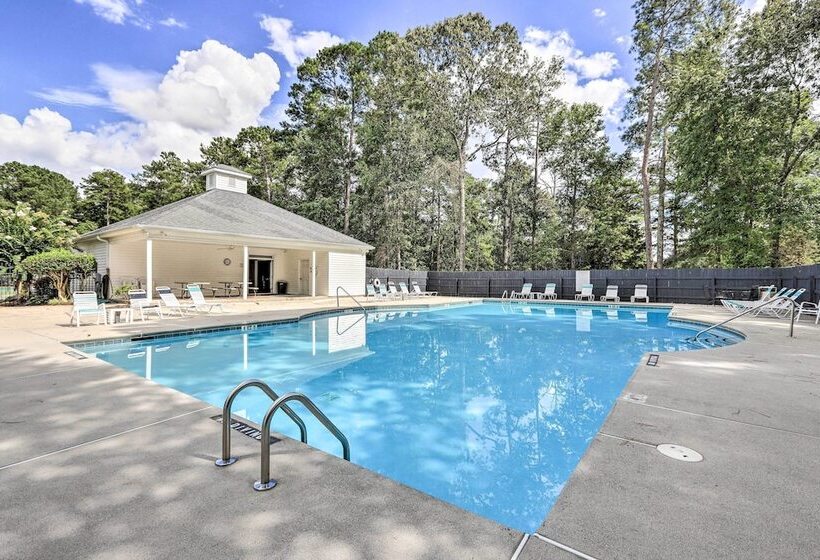 Fayetteville Retreat W/ Hot Tub & Fenced Yard