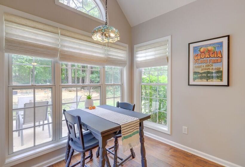 Fayetteville Retreat W/ Hot Tub & Fenced Yard