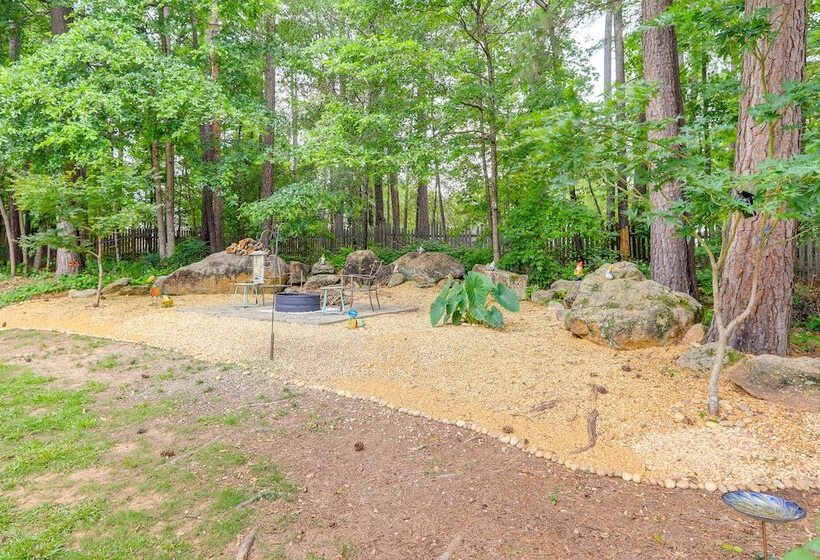 Fayetteville Retreat W/ Hot Tub & Fenced Yard