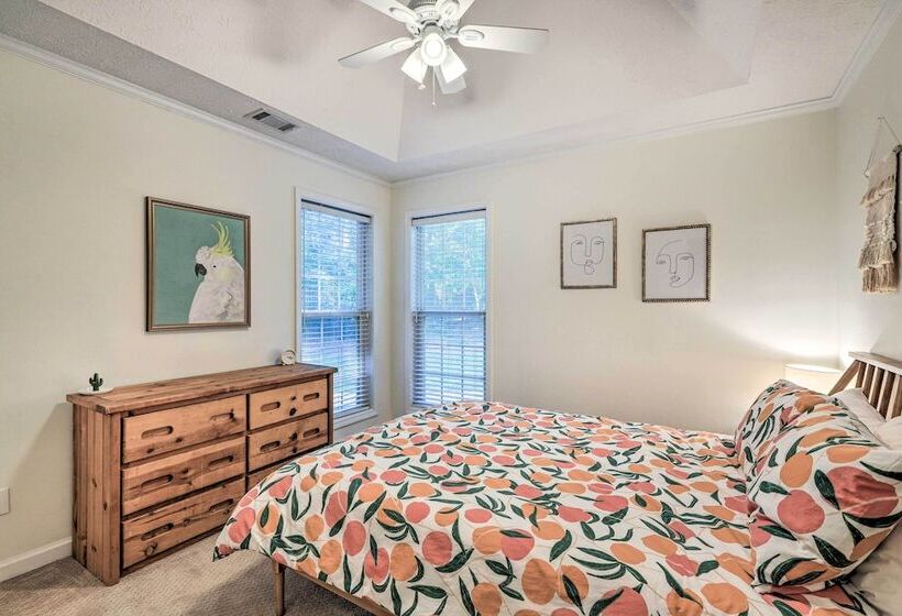 Fayetteville Retreat W/ Hot Tub & Fenced Yard