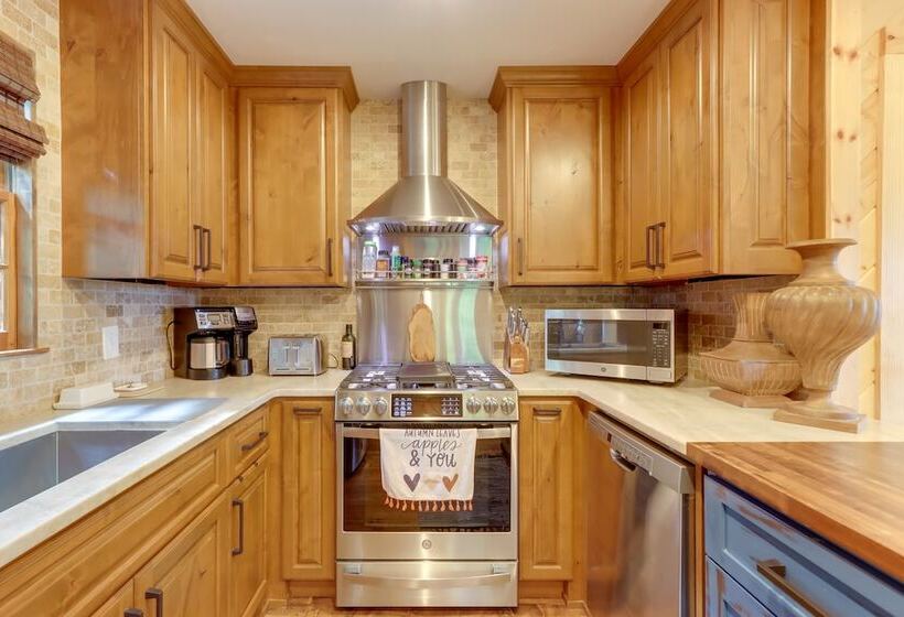 Gorgeous Ellijay Cabin: Private Hot Tub + Fire Pit