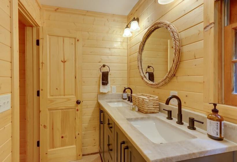 Gorgeous Ellijay Cabin: Private Hot Tub + Fire Pit