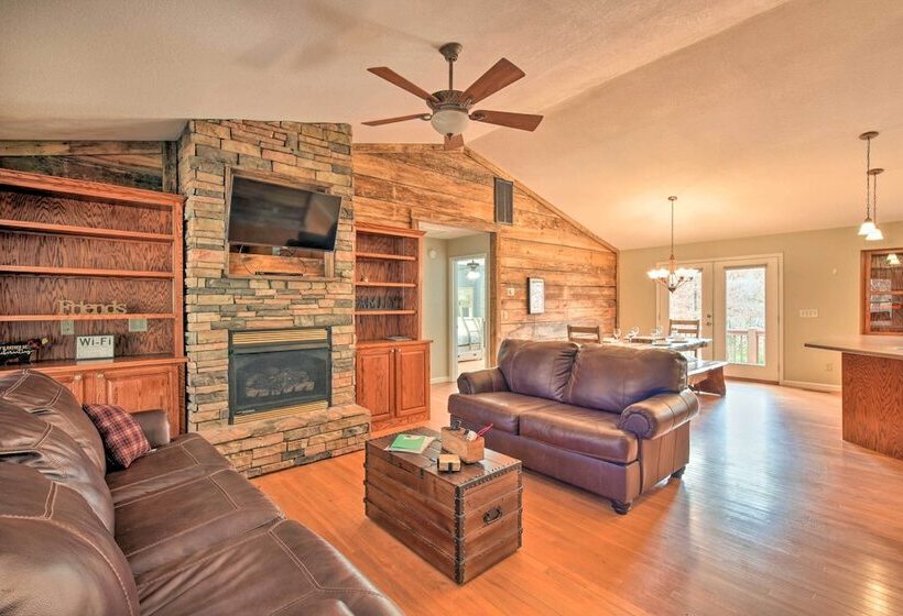 Gorgeous Ellijay Retreat W/ Private Hot Tub!