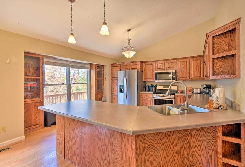 Gorgeous Ellijay Retreat W/ Private Hot Tub!