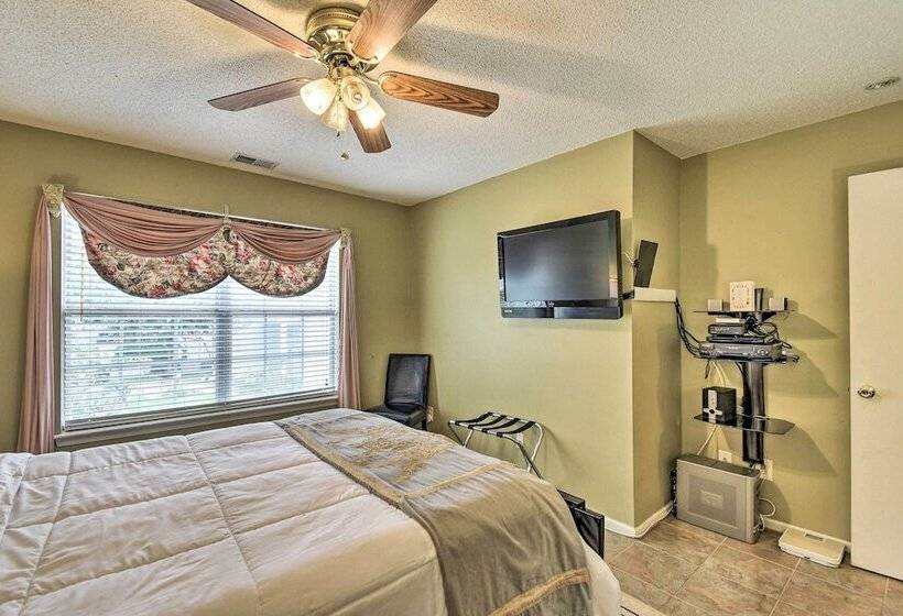 Hampton Home W/ Fireplace + Close To Beaches!