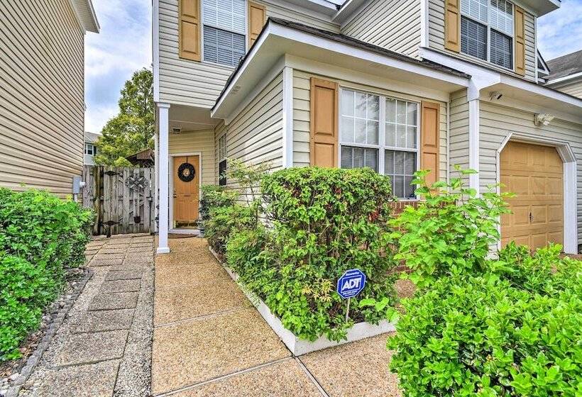 Hampton Home W/ Fireplace + Close To Beaches!