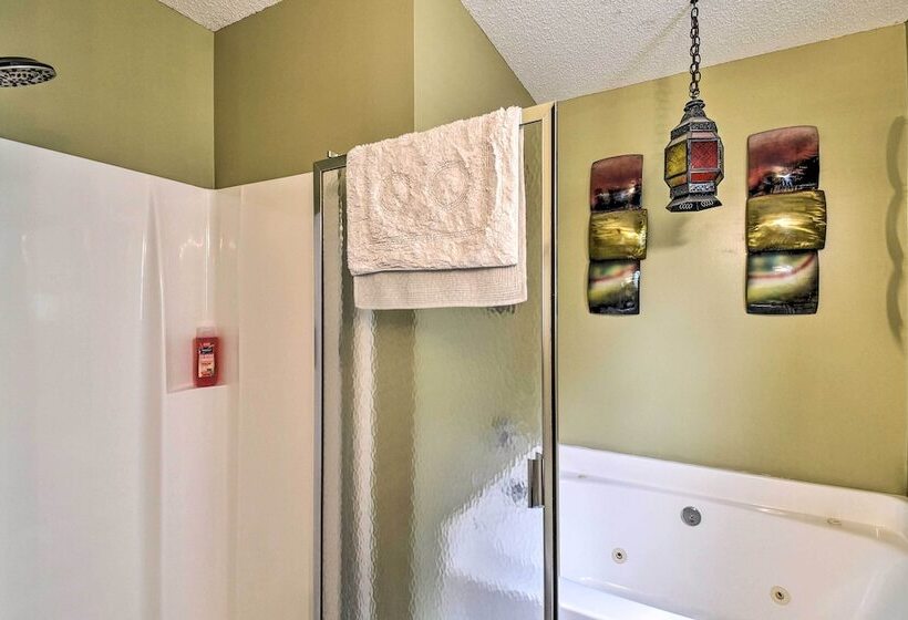 Hampton Home W/ Fireplace + Close To Beaches!