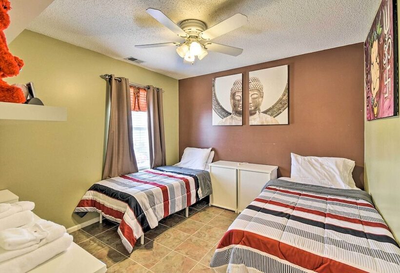 Hampton Home W/ Fireplace + Close To Beaches!