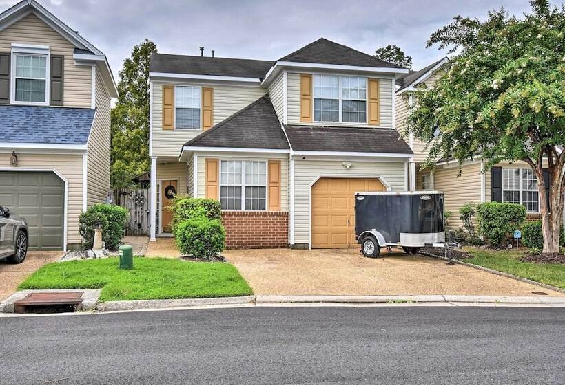 Hampton Home W/ Fireplace + Close To Beaches!