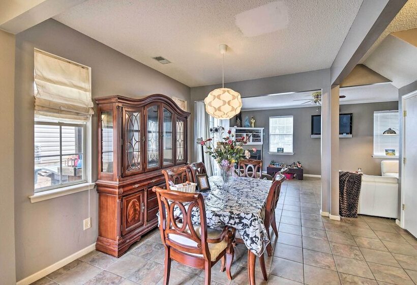 Hampton Home W/ Fireplace + Close To Beaches!
