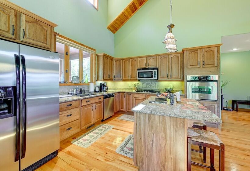 Hiawassee Vacation Rental: 1 Mi To Lake Chatuge!