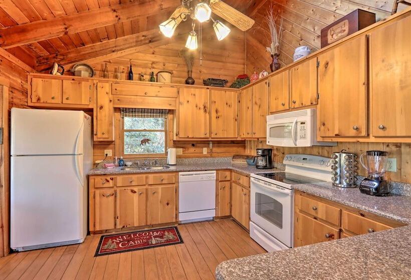 High Country Cabin W/ Fire Pit & Hot Tub!