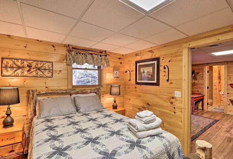 High Country Cabin W/ Fire Pit & Hot Tub!