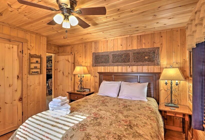 High Country Cabin W/ Fire Pit & Hot Tub!