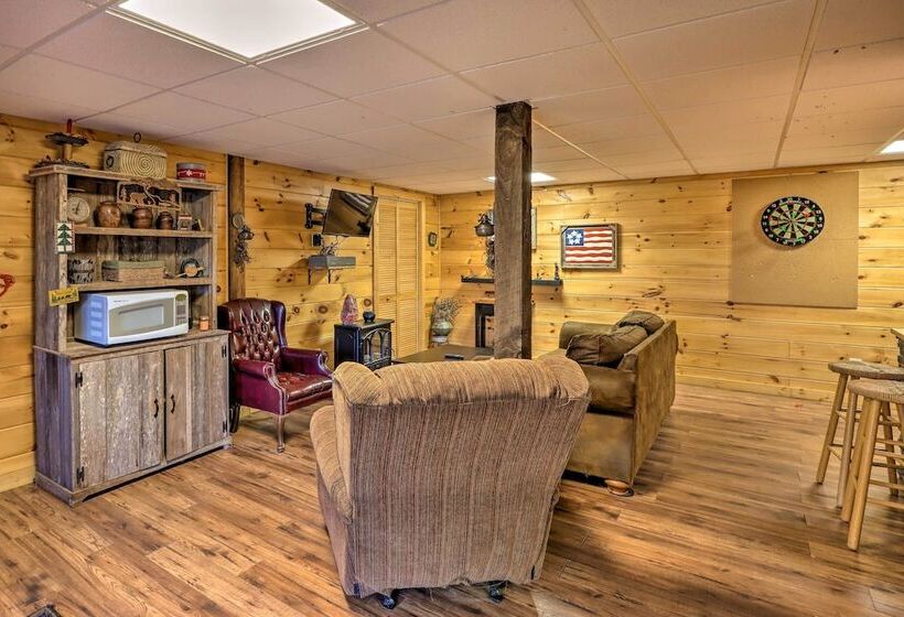 High Country Cabin W/ Fire Pit & Hot Tub!