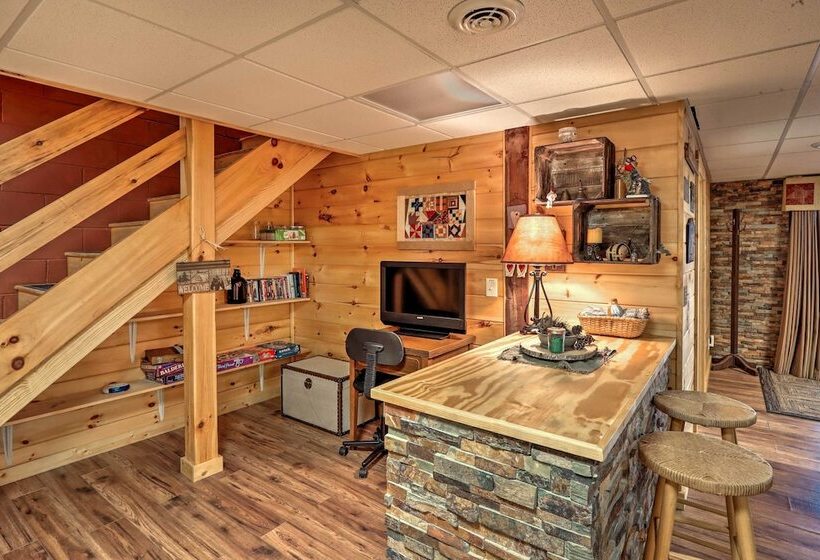 High Country Cabin W/ Fire Pit & Hot Tub!