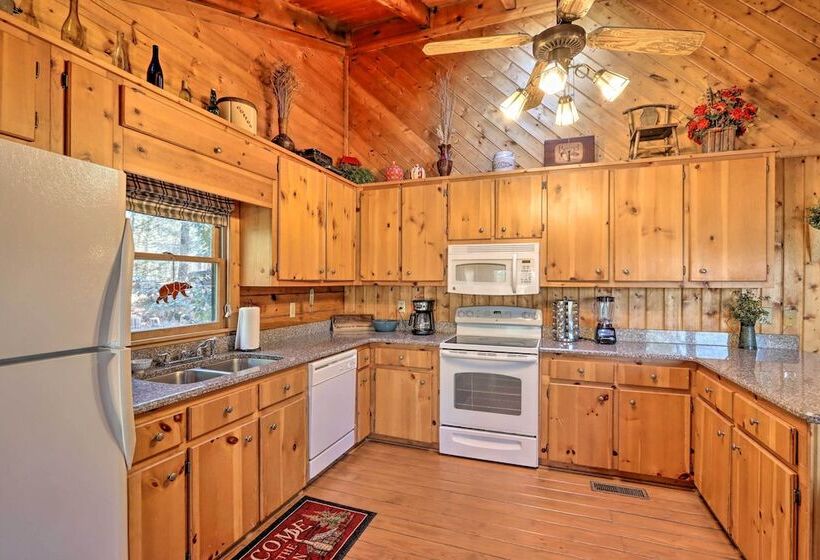 High Country Cabin W/ Fire Pit & Hot Tub!
