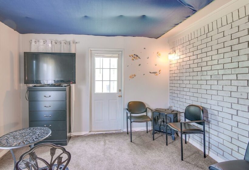 Horn Lake Home W/ Yard: 8 Mi To Graceland!