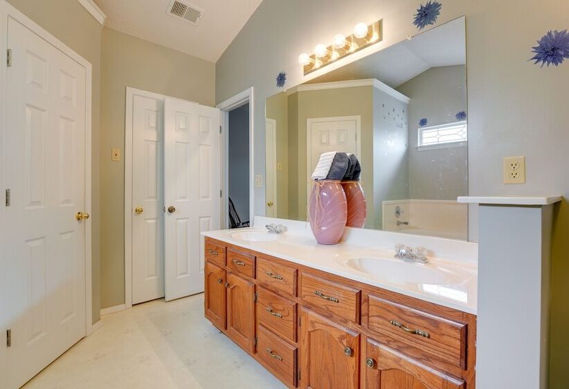 Horn Lake Home W/ Yard: 8 Mi To Graceland!