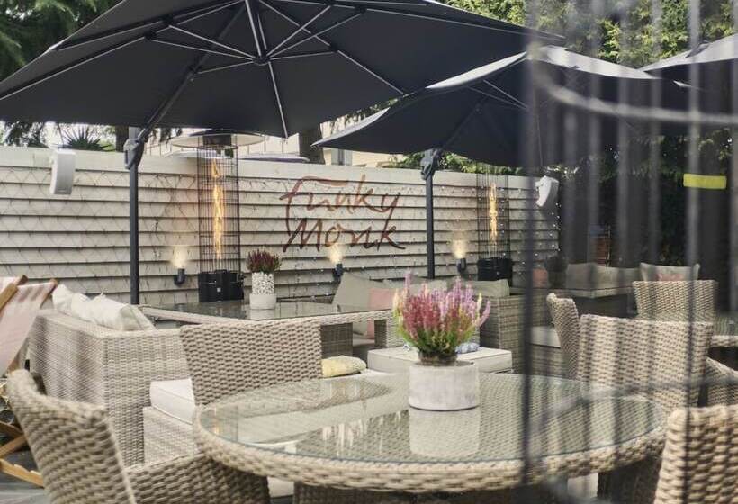 Отель Funky Monk Restaurant And Rooms